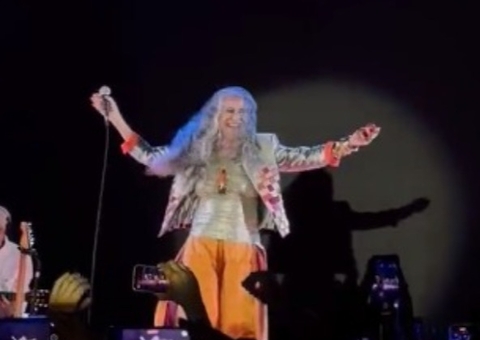 Maria Bethânia comemora durante show decisão que tornou Bolsonaro inelegível