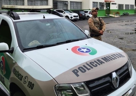 Homem é empurrado de sacada ao defender amiga de agressão em SC