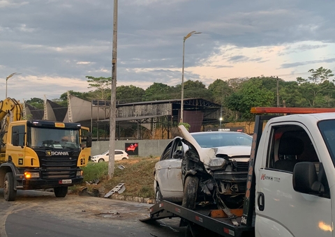 Carro e caçamba tombam durante acidente em avenida de Manaus