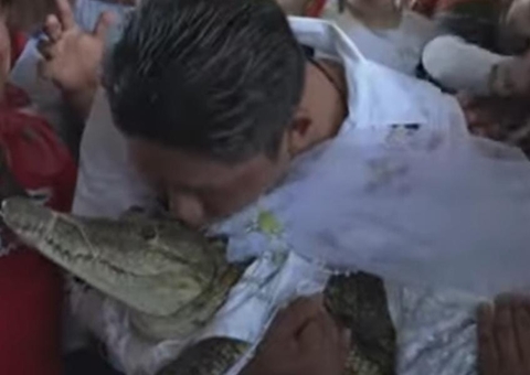 Prefeito se casa com crocodilo em cerimônia por prosperidade