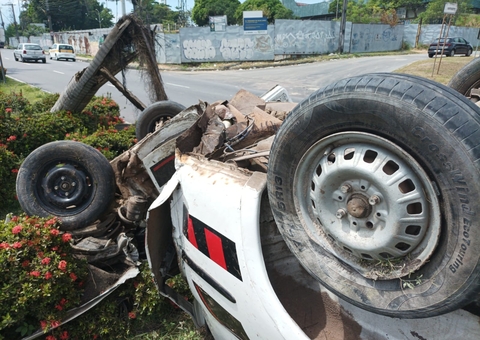 Motorista perde controle de carro ao ser "fechado" e capota em avenida de Manaus