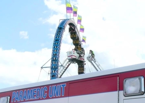 Montanha-russa trava e deixa crianças de cabeça para baixo por 3 horas; vídeo