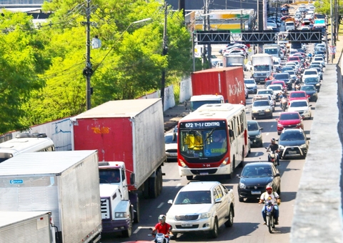 Obra na Bola do Coroado deixa trânsito caótico em avenida de Manaus