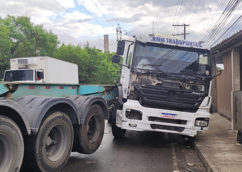 Homem fica ferido em acidente com caminhão em avenida de Manaus 