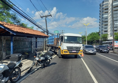 Caminhão perde freio e atinge motocicletas em avenida de Manaus