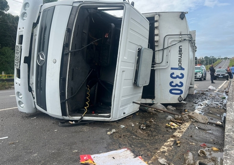 Caminhão de lixo tomba em avenida durante acidente em Manaus