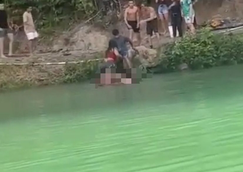 Homem morre afogado em balneário de Manaus e banhistas fazem resgate do corpo; vídeo