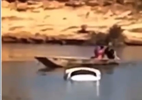 Carro com passageiro despenca de balsa e é arrastado por correnteza no Amazonas; vídeo