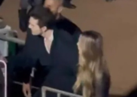 Luan Santana surge acompanhado de loira em show um mês após fim de noivado