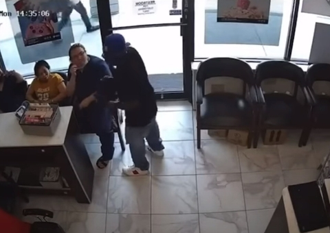 Ladrão tenta assaltar salão de beleza, mas é ignorado por clientes; veja vídeo