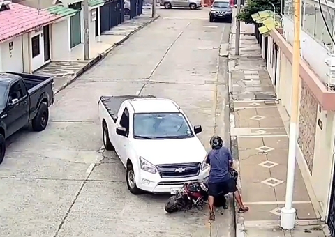 Vídeo: motorista joga caminhonete em cima de ladrão após perceber assalto