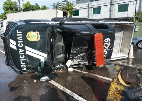 Carro da Polícia Civil capota com sete presos durante acidente em Manaus 