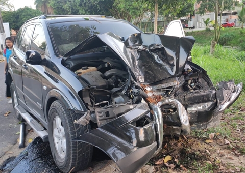 Motorista morre em acidente ao invadir calçada e bater em árvore em Manaus