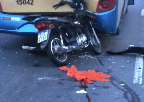 Acidente: Motociclista bate violentamente contra ônibus e fica ferido em Manaus