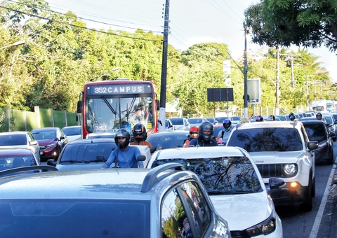 Trânsito fica travado após acidente que matou mototaxista em avenida de Manaus