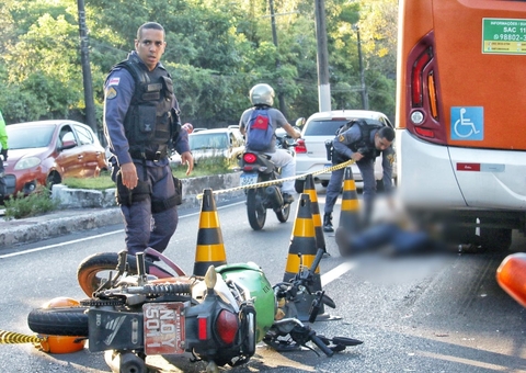 Mototaxista morre esmagado por ônibus durante acidente em avenida de Manaus