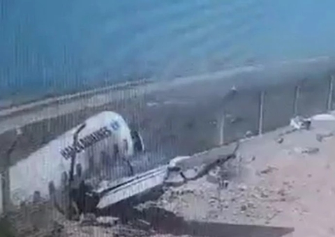 Vídeo: Avião perde o controle e sai da pista durante pouso em aeroporto