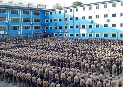 Governador diz que vai manter escolas cívico-militares do Amazonas; programa será encerrado no Brasil