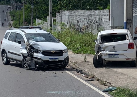 Carro ‘rodopia’ na pista e outro bate contra poste durante acidente em Manaus