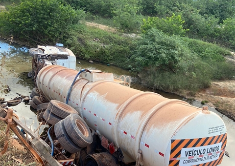 Carreta petroleira tomba em BR e derrama diesel perto de rio no Amazonas