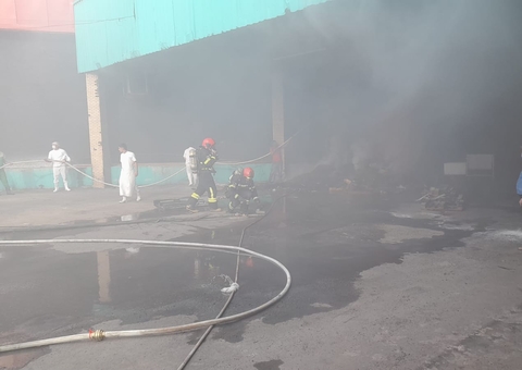 Supermercado DB pega fogo em Manaus e duas pessoas são socorridas às pressas