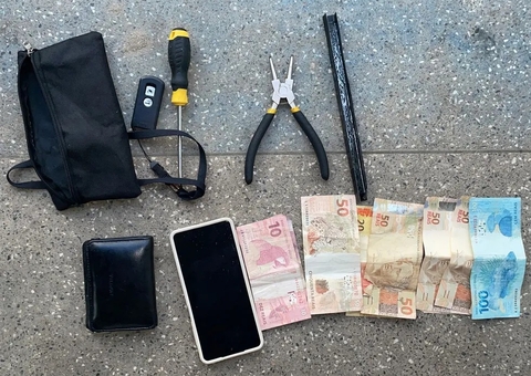 Homem tenta instalar 'chupa cabra' em caixa eletrônico para clonar cartões e é preso