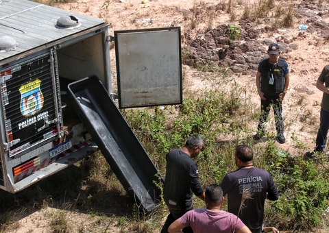 Homem achado morto em matagal foi torturado e suspeitos foram vistos carregando corpo em Manaus