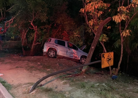 Motociclista fica ferido e carro vai parar em ribanceira durante acidente em Manaus