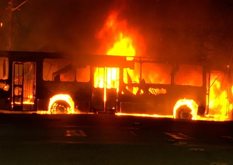 Ônibus é incendiado e passageiros são impedidos de sair por criminosos