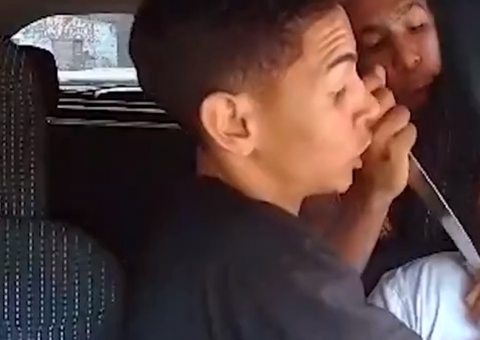 Câmera dentro de carro registra assalto violento a motorista de app; veja