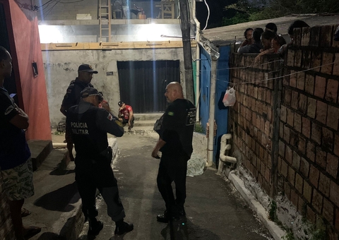 Pai ouve tiros na frente de casa e encontra filho morto ao lado de bilhete em Manaus