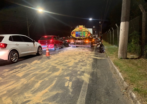Motociclista morre esmagado por caminhão após derrapar em pista suja de óleo em Manaus