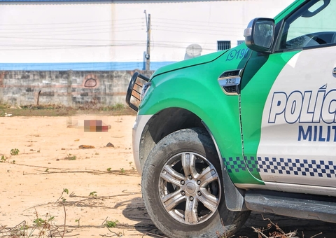 Amarrado, homem é encontrado morto em terreno baldio em Manaus