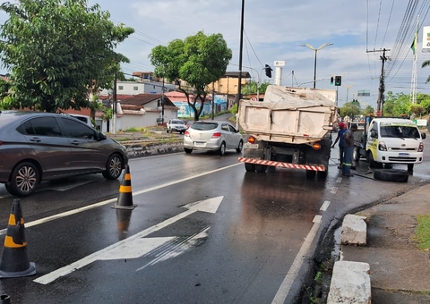 Pneu de caçamba estoura e causa congestionamento na Avenida Rodrigo Otávio