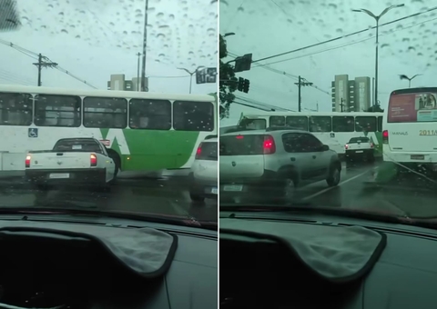 Acidente entre carro e ônibus complica trânsito em trecho com semáforo apagado em Manaus