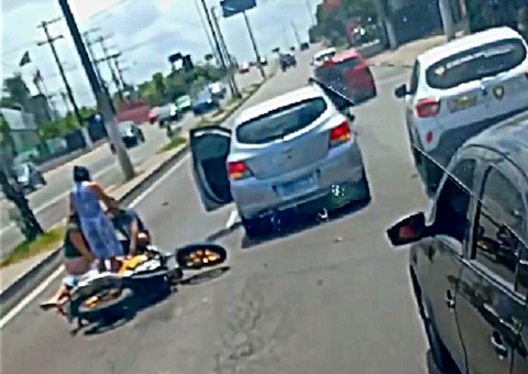 Motociclista fica ferido em acidente com carro na Constantino Nery em Manaus; vídeo