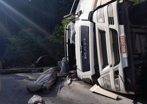 Motorista morre ao ser arremessado de cabine após carreta tombar na BR-174