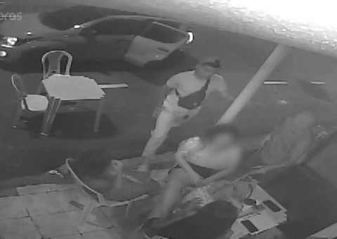 Criminosos armados assaltam clientes de lanchonete em Manaus; vídeo