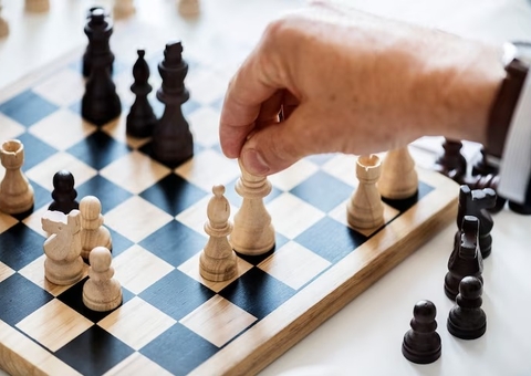 Furioso, homem espanca juiz, segurança e dono de clube em torneio de xadrez