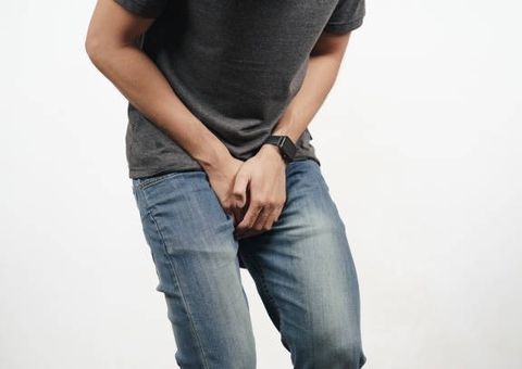 Mulher rasga testículos do marido com as mãos após achar mensagens da ex