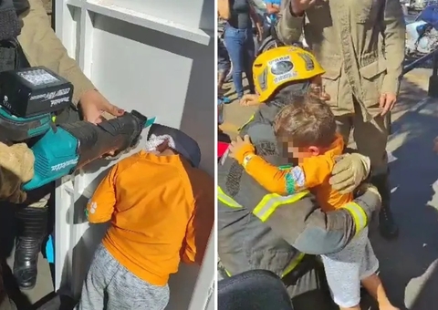 Vídeo: Menino fica com a cabeça presa em painel de fotos e é resgatado por bombeiros