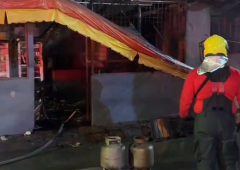 Lanchonete fica destruída após pegar fogo em Manaus