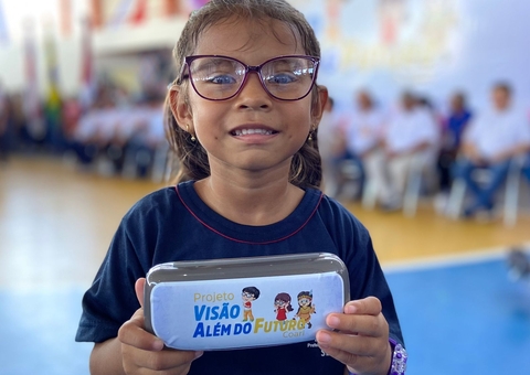 Prefeitura de Coari entrega óculos de grau para estudantes da rede pública