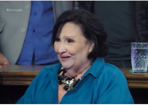Dona Déa se emociona ao falar de Paulo Gustavo no 'Domingão'