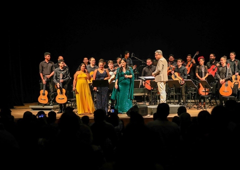 Público se emociona com sucessos de Roberto Carlos em concerto no Teatro Amazonas