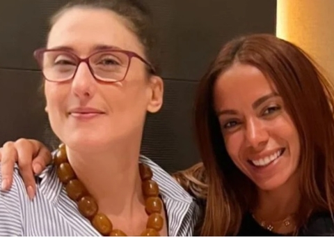 Anitta comete gafe ao encontrar com Paola Carosella