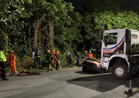 Polícia vai investigar se carreta estava irregular e com carga excedente após esmagar carro em Manaus