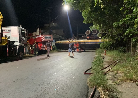 Carreta que esmagou carro em Manaus tem documentação atrasada há 3 anos