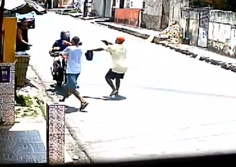 Motorista de app é assaltado ao esperar pagamento de passageiro em Manaus; vídeo