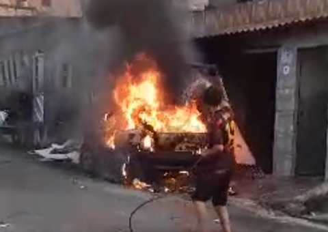 Homem é preso após atear fogo em carro da família em Manaus